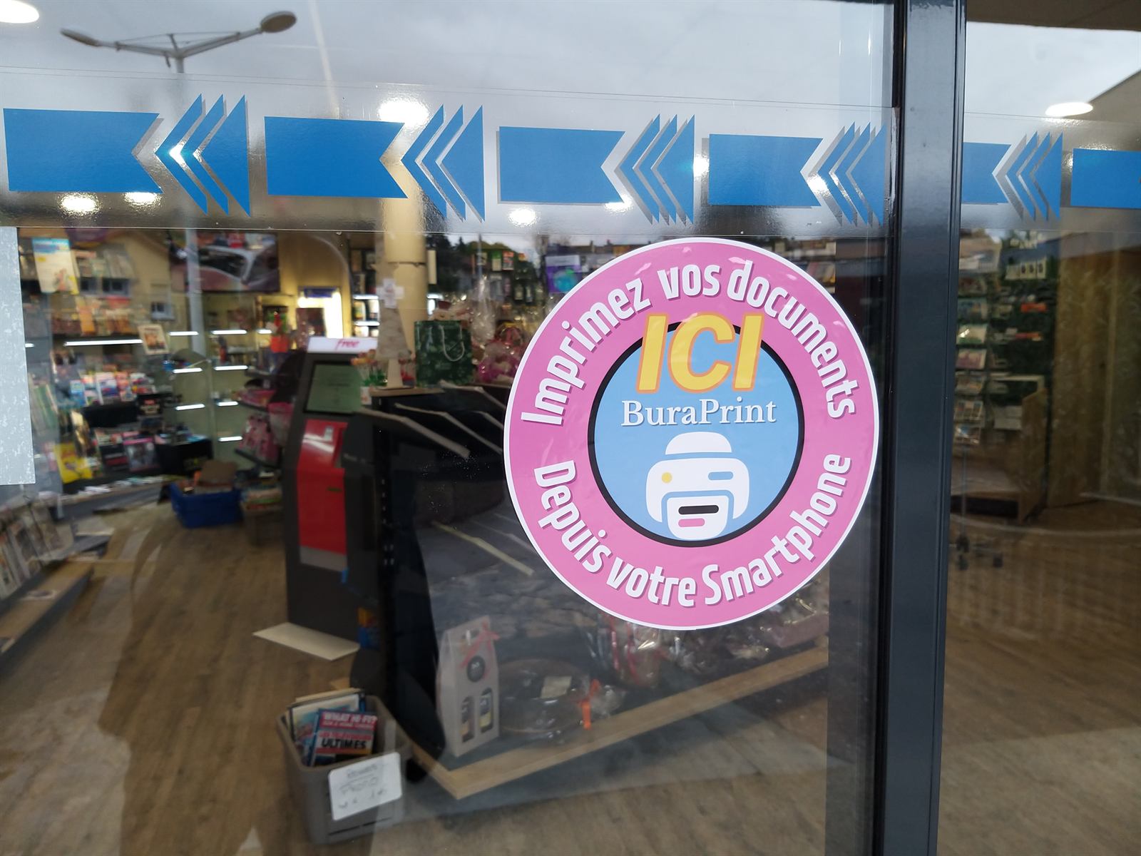 Philippe, buraliste à Castelnaudary, dans son commerce
